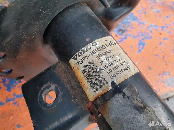 Стойка передняя левая Volvo XC70 2 V70 2007-2016