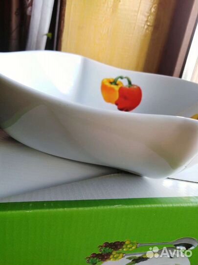 Керамический салатник с ложкой и вилкой