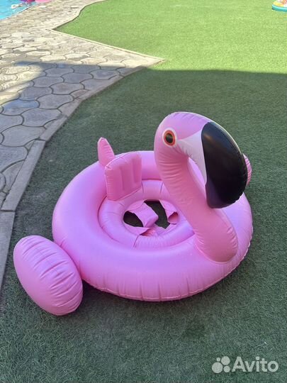 Надувной круг фламинго с ножками