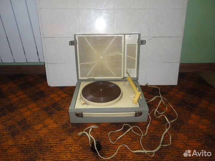 Проигрыватель виниловых пластинок