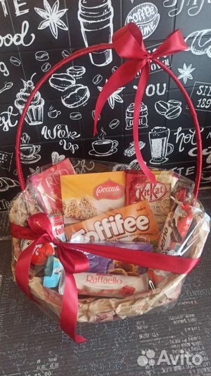 Корзины, букеты из сладостей и цветов