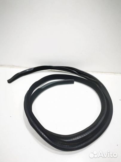 Уплотнитель двери задней правой Land Rover 4