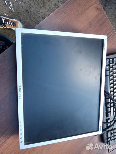 Монитор от компьютера и клавиатура