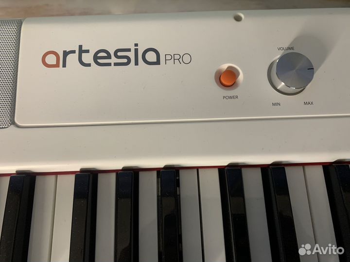 Новое цифровое пианино белое с банкеткой