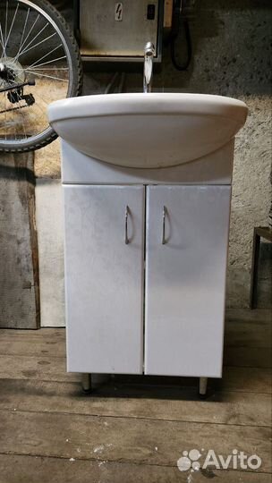 Раковина с тумбой и зеркалом бу