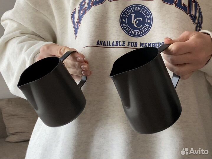 Пара питчеров для молока