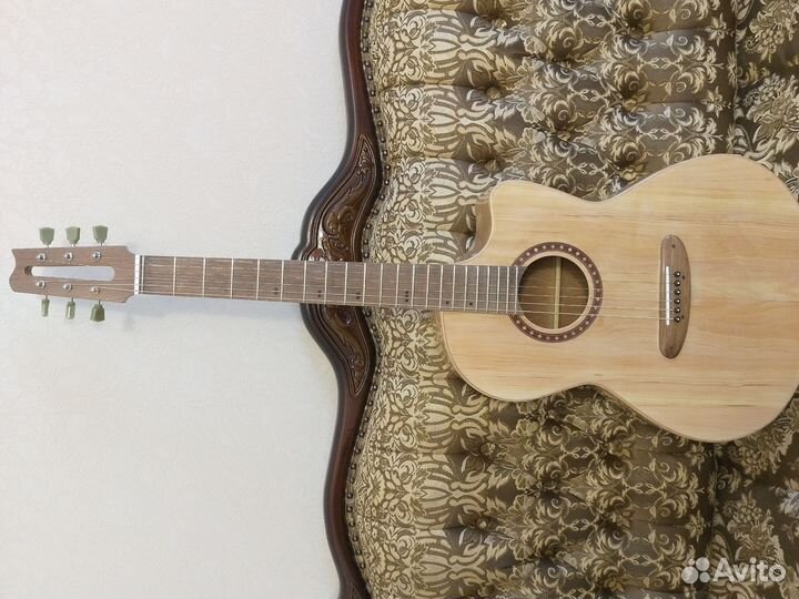 Акустическая гитара