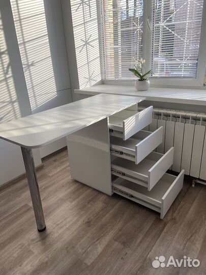 Стол для мастера маникюра