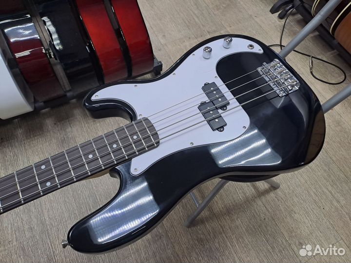 Бас гитара чёрная