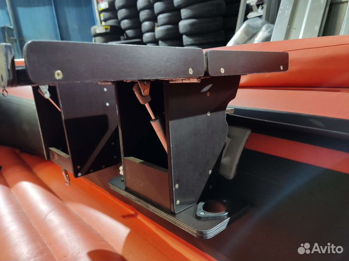 Столик под эхолот с двумя держателями удилища