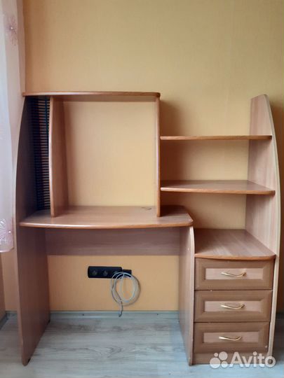 Компьютерный стол (школьный)