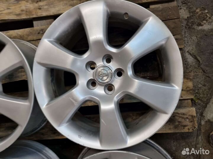 Комплект оригинальных литых дисков Toyota