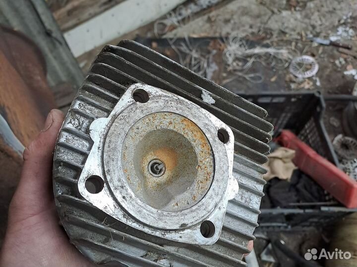 Головка цилиндра мотоцыкла муравей