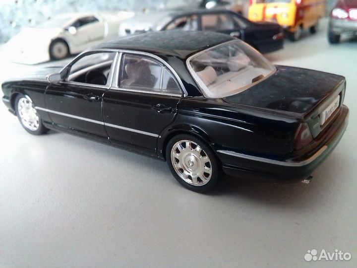 Модель 1:43 Jaguar XJ Daimler, 2005 от Universal H