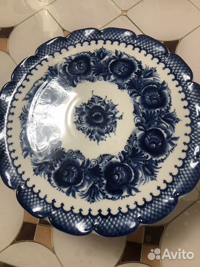 Тортовница на ножке гжель