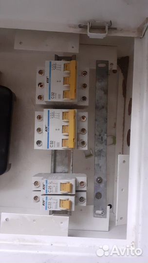 Рубильник и ящик с счётчиком и автоматом на 380