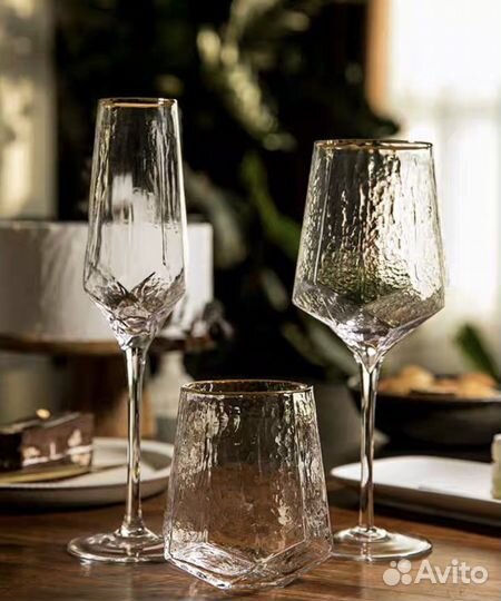 Бокалы на ножке для вина шампанского