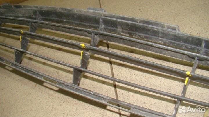 Решетка в бампер центральная Toyota Corolla (E150