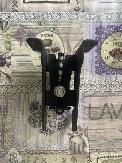 Кронштейн-фиксатор для запасного колеса газель