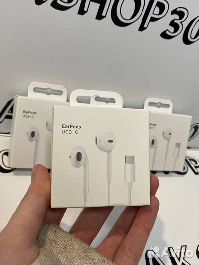 Наушники earpods на модели iPhone 15