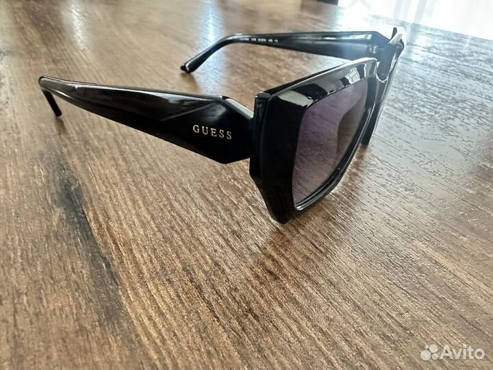 Солнцезащитные очки женские Guess