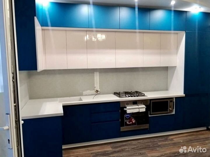 Угловая в потолок кухня на заказ