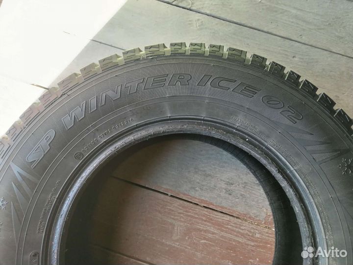 Dunlop SP Winter Ice02 215/70 R15