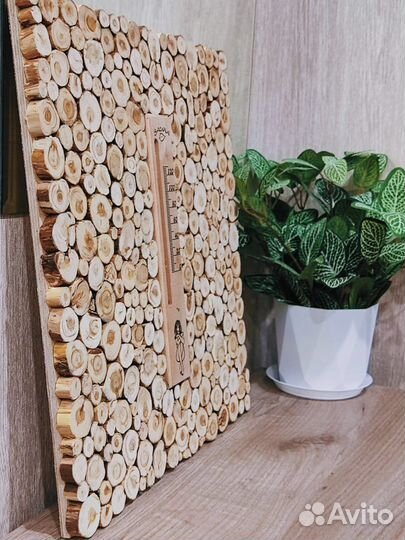 Панно из можжевельника с термометром