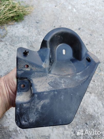 Брызговик заднего правого локера Skoda Superb 3