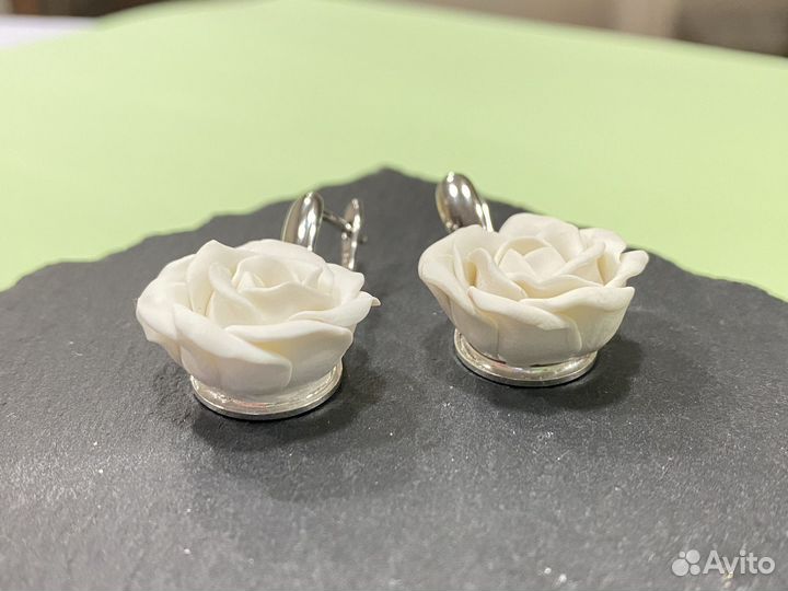 Серьги розы белые