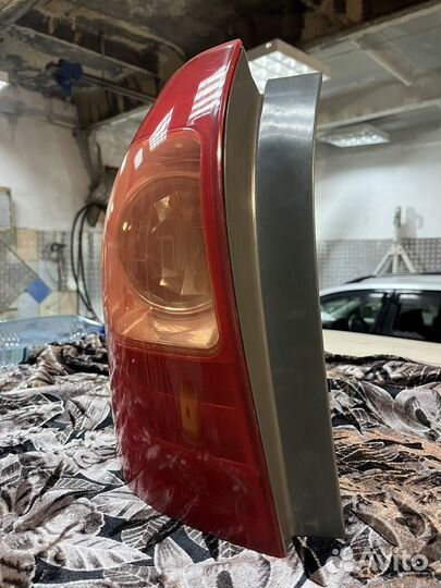 Задний левый фонарь toyota fielder 121