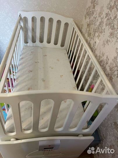Детская кроватка с маятником и ящиком
