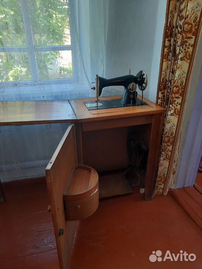 Швейная машинка с тумбой