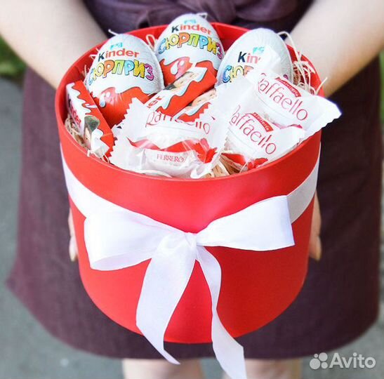 Сладости и цветы в коробке