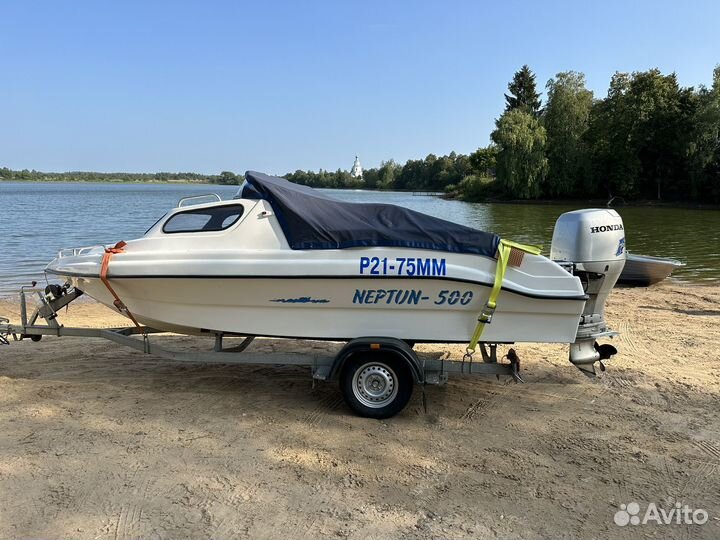 Каютный катер с мотором