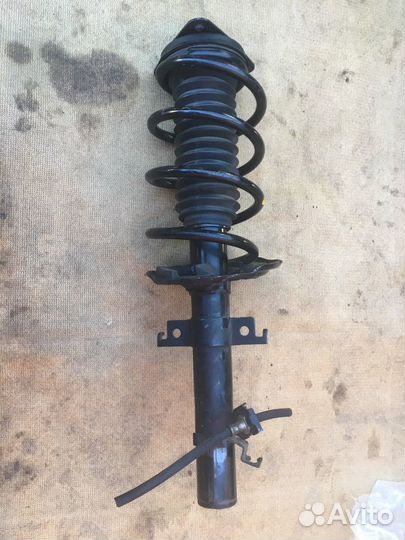 Стойки передние Nissan j11