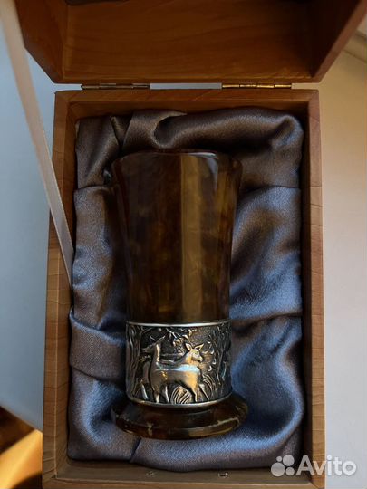 Рюмка янтарная с серебром на тему «Охота»