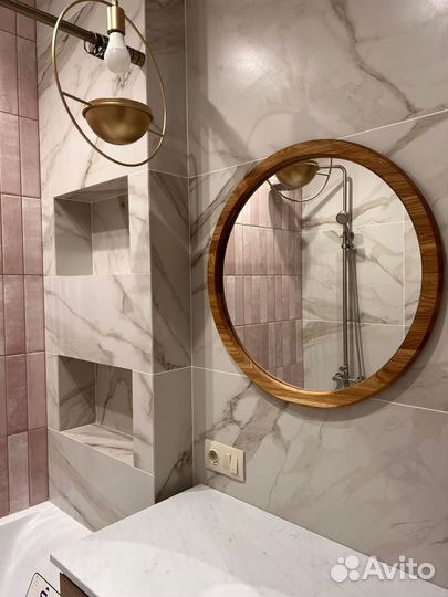 Зеркало в деревянной раме