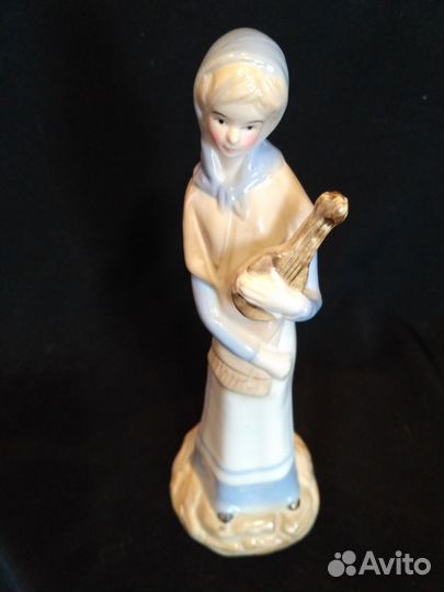 Фарфоровая статуэтка Девушка с мандолиной (лютней)