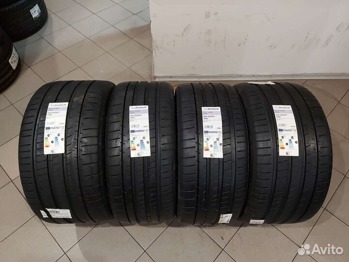 Michelin Pilot Super Sport 325/30 R21 и 285/35 R21