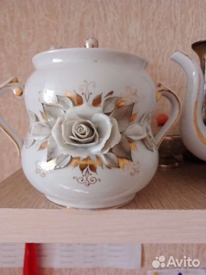 Заварочный чайник и сахарница