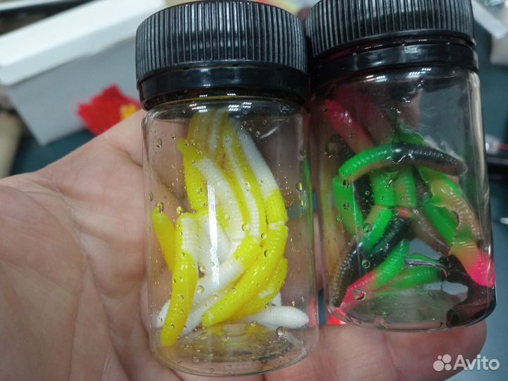 Семь банок форелевых червяков + пенопласт