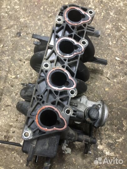 Впускной коллектор Renault Logan 1