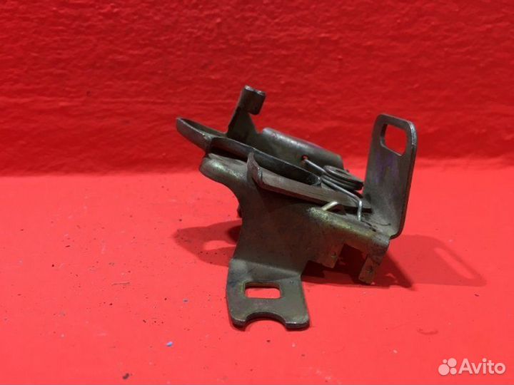 Замок капота передний Volkswagen Golf MK3 1995