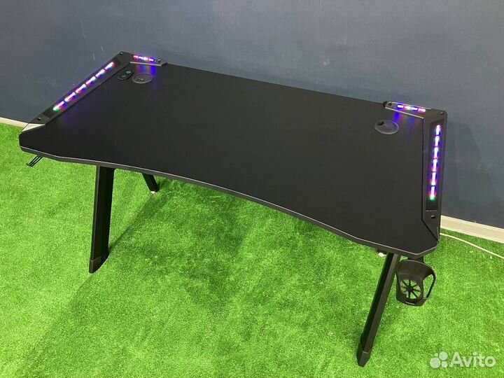 Компьютерный стол с RGB подсветкой