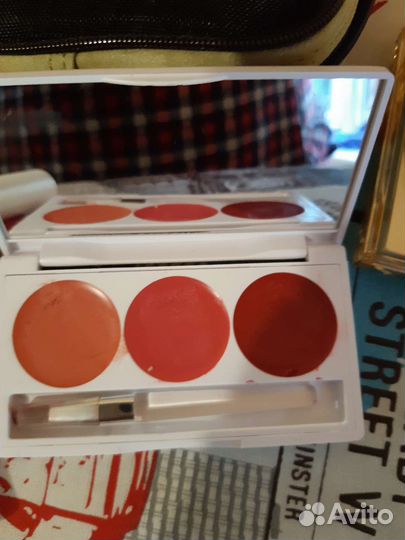 Набор косметики. LG и дживанши