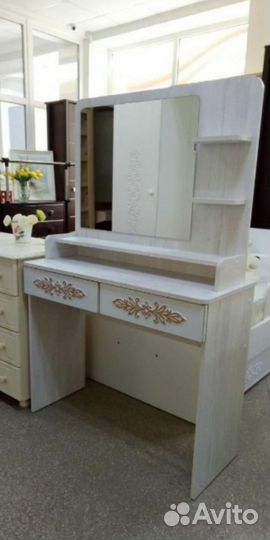 Туалетный столик с зеркалом compass