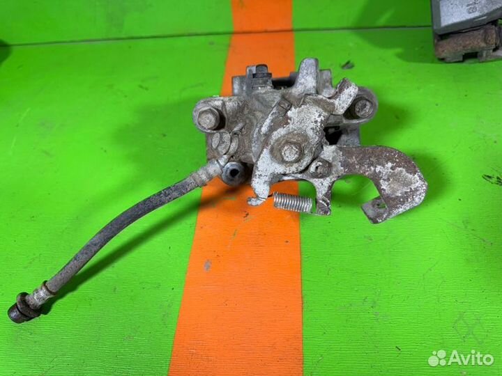 Суппорт задний Toyota Corolla E150 1ZR 2012