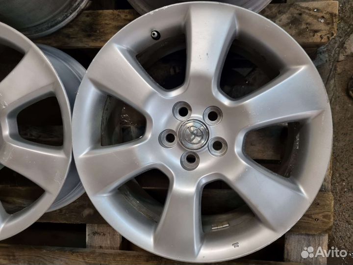 Комплект оригинальных литых дисков Toyota