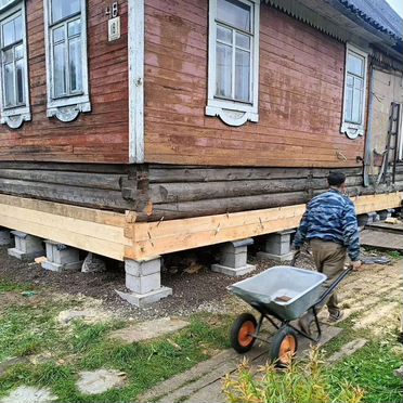 Замена венцов, ремонт полов и лаг, подъём домов